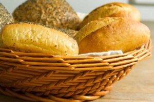 cestino pieno di panini