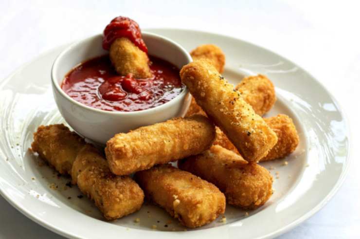 bastoncini di mozzarella in carrozza in piatto bianco