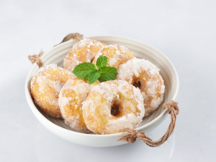 ciotola con zeppole dolci fritte