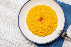 piatto di risotto allo zafferano