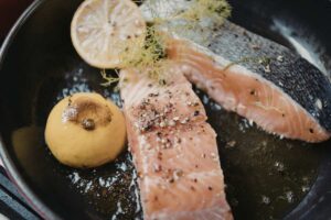 filetti di salmone in padella con limone