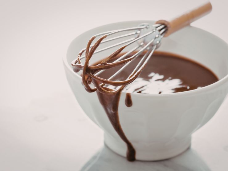 crema al cioccolato in una ciotola 