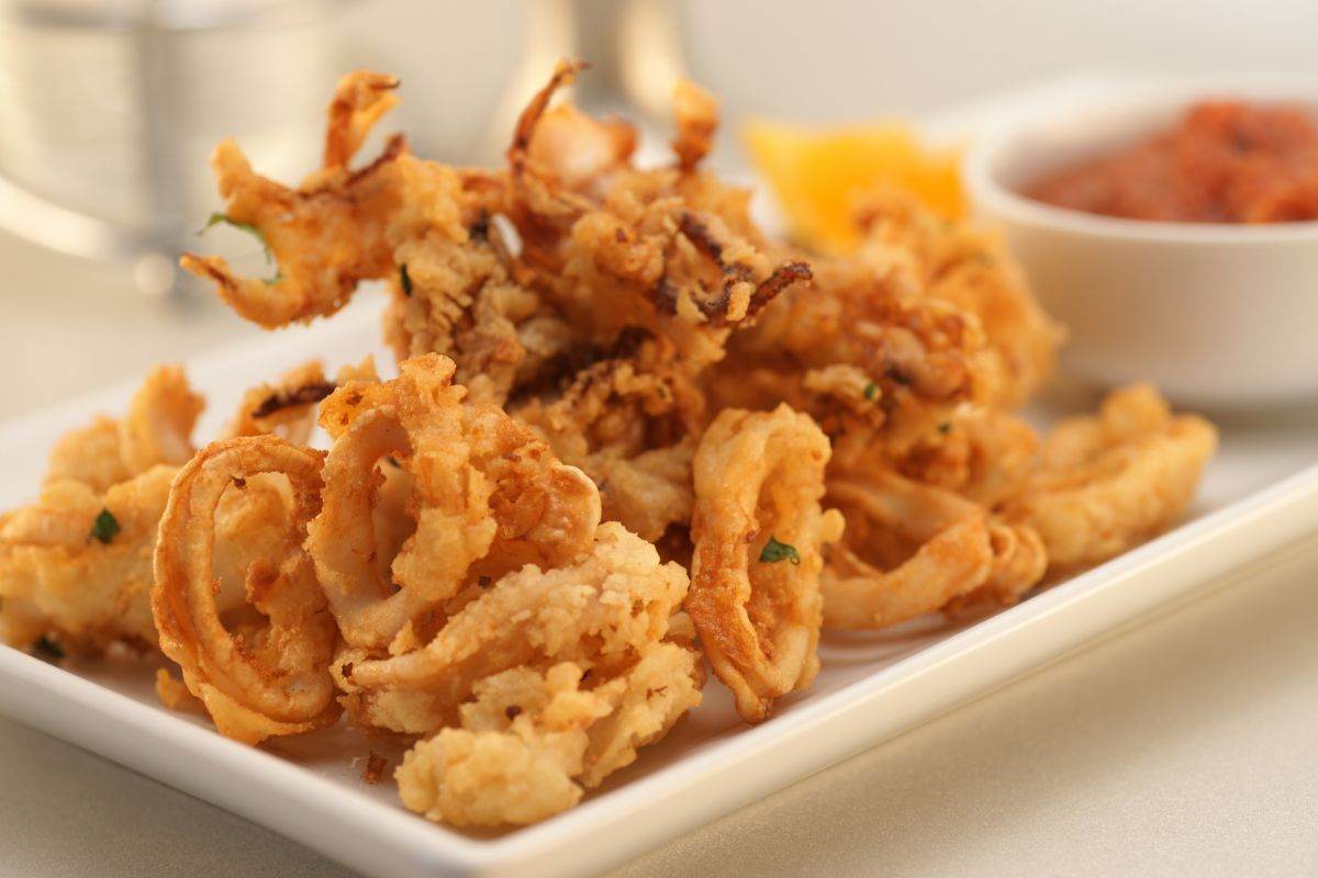 piatto di calamari fritti