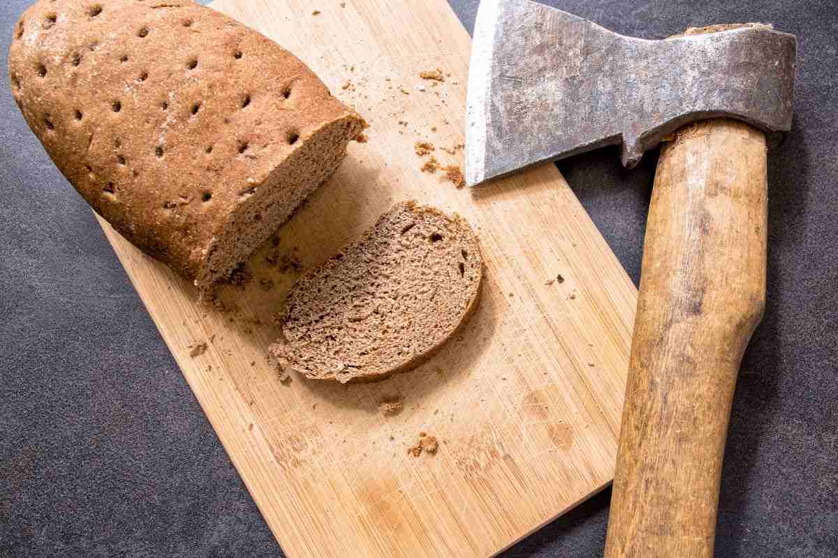 pane duro su un tagliere in legno e ascia